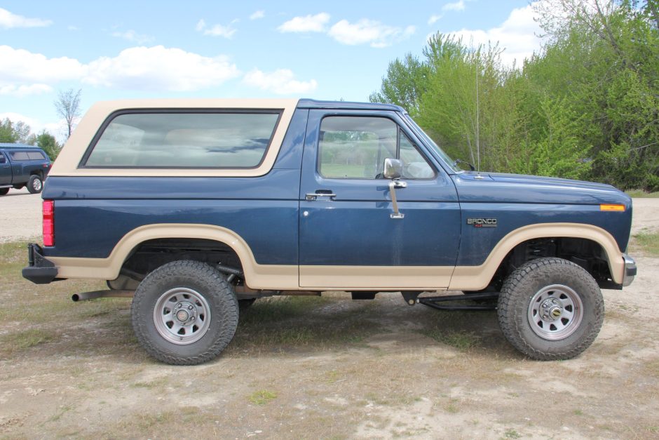 1986 Ford Bronco sold at auction for $13,750