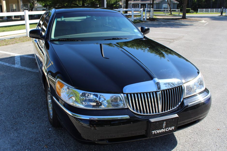 1999 Lincoln Town Car sold at auction for $12,500