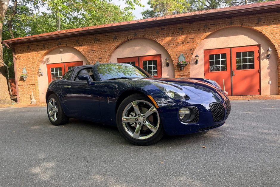 2009 Pontiac Solstice sold at auction for $29,500