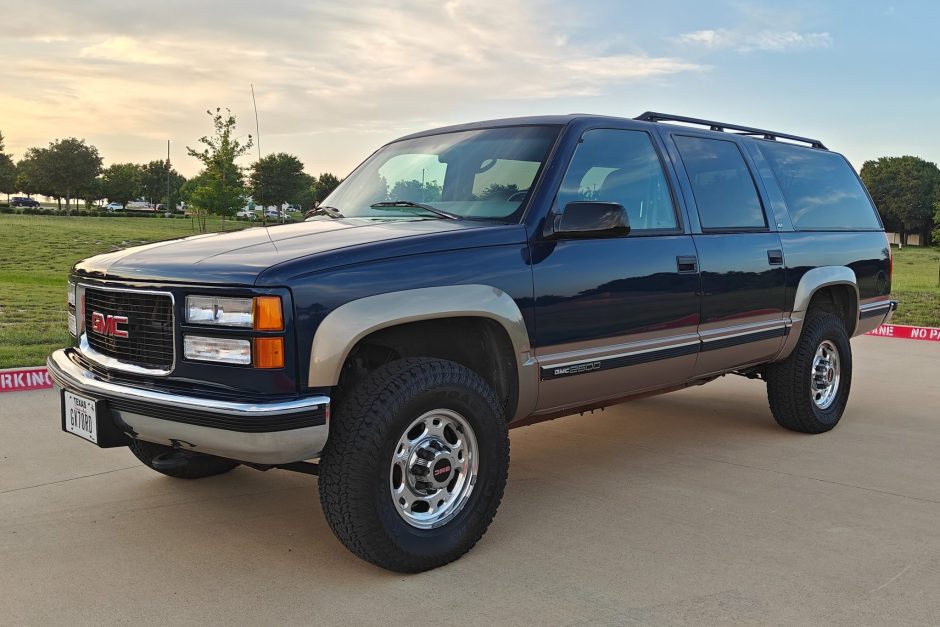 1998 GMC Suburban sold at auction for $16,389