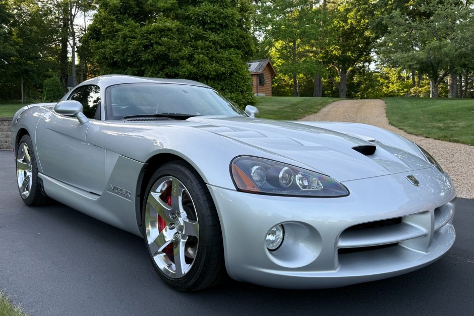 2010 Dodge Viper sold at auction for $100,000