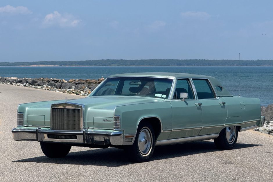 1977 Lincoln Continental sold at auction for $8,200