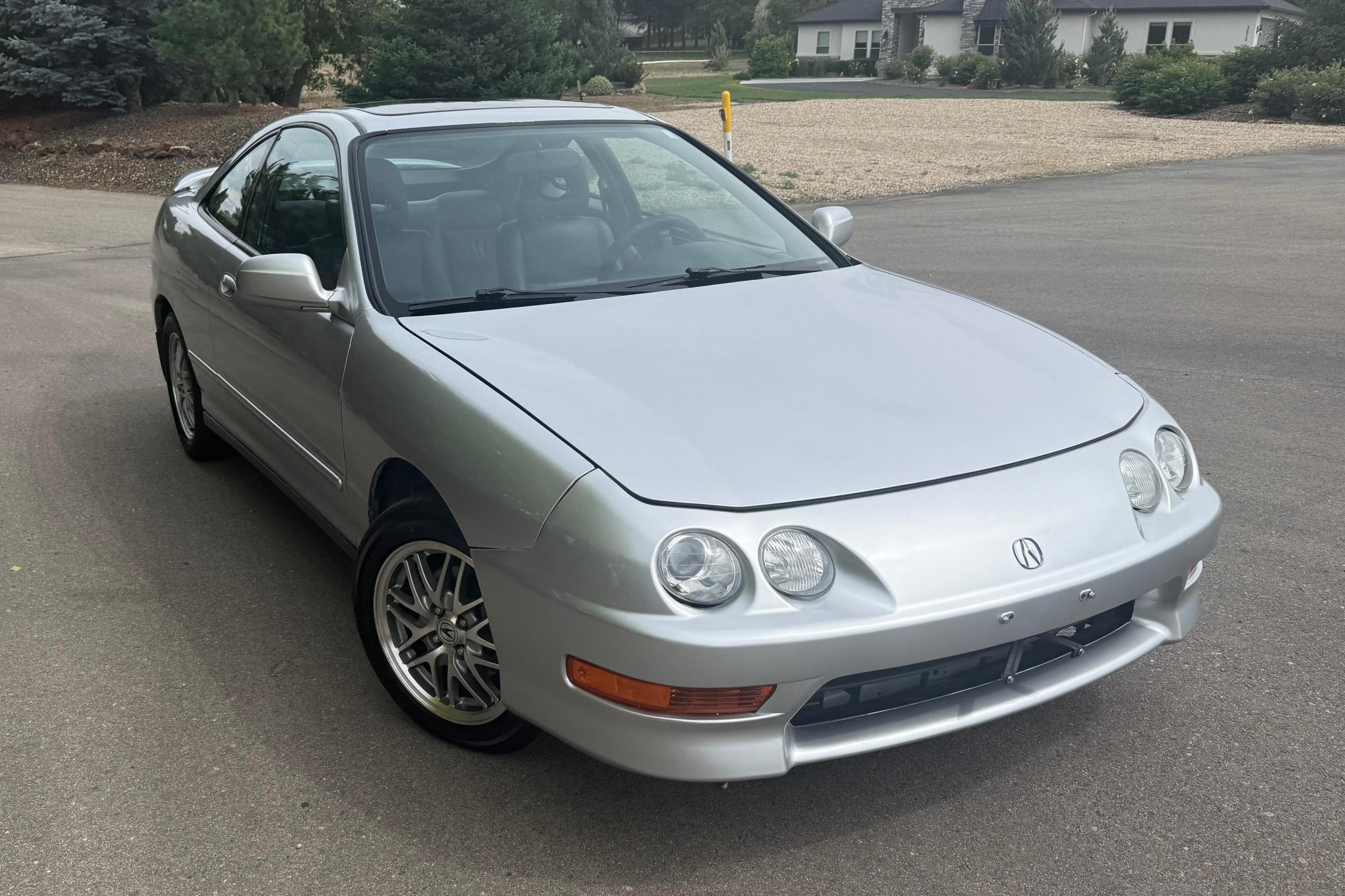 2000 Acura Integra sold at auction for $8,600