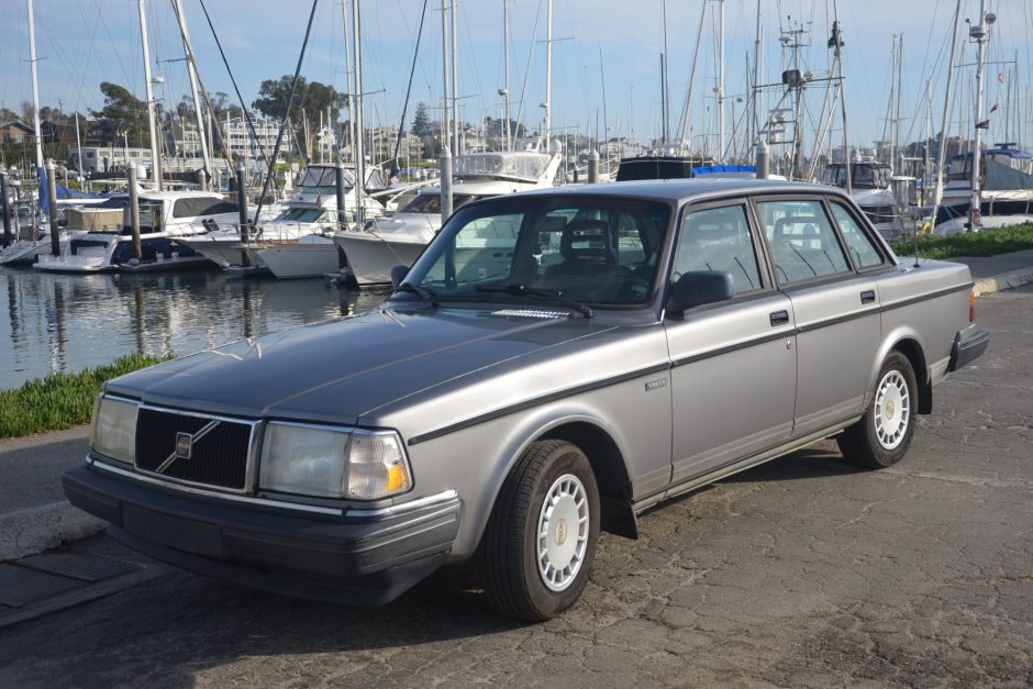 1992 Volvo 240 Series sold at auction for $3,700