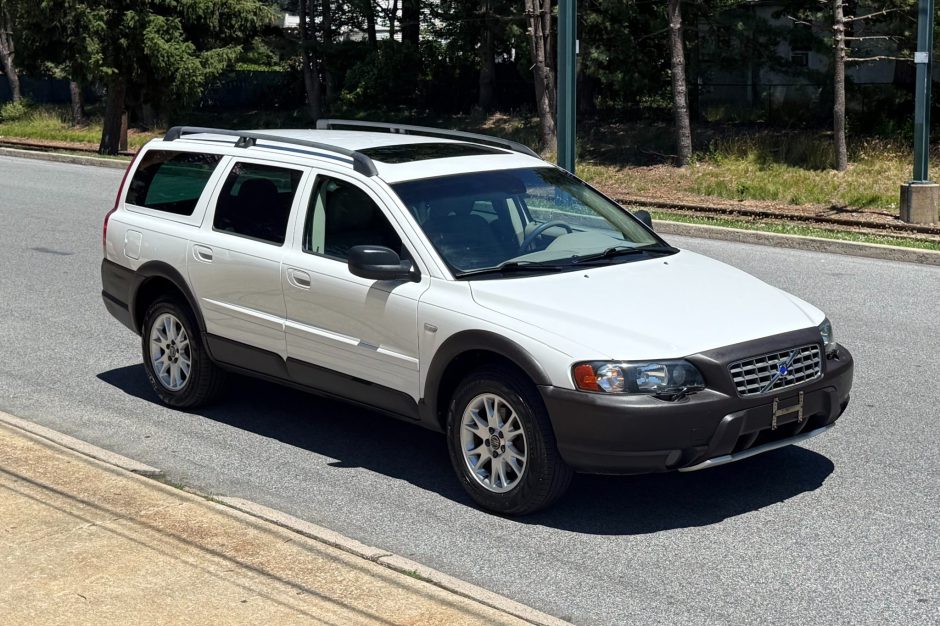 2004 Volvo XC70 sold at auction for $6,750