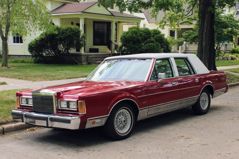 1989 Lincoln Town Car sold at auction for $6,500
