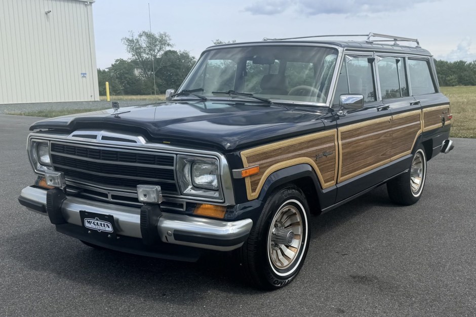1987 Jeep Wagoneer/Grand Wagoneer (1963–1991) sold at auction for $26,000