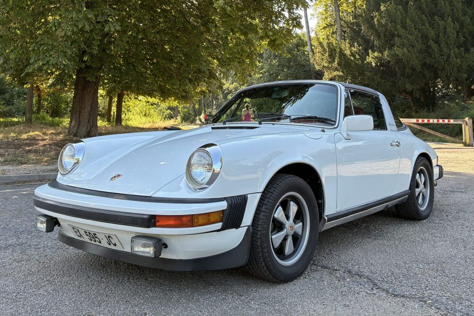 1976 Porsche 911 sold at auction for $52,000
