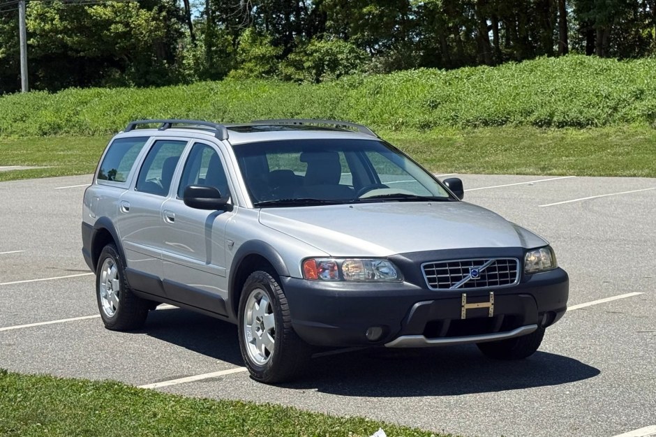 2002 Volvo XC70 sold at auction for $11,000
