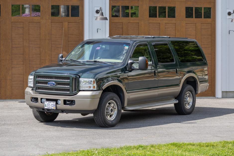 2005 Ford Excursion sold at auction for $29,250