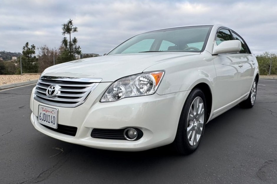 2009 Toyota Avalon sold at auction for $16,750
