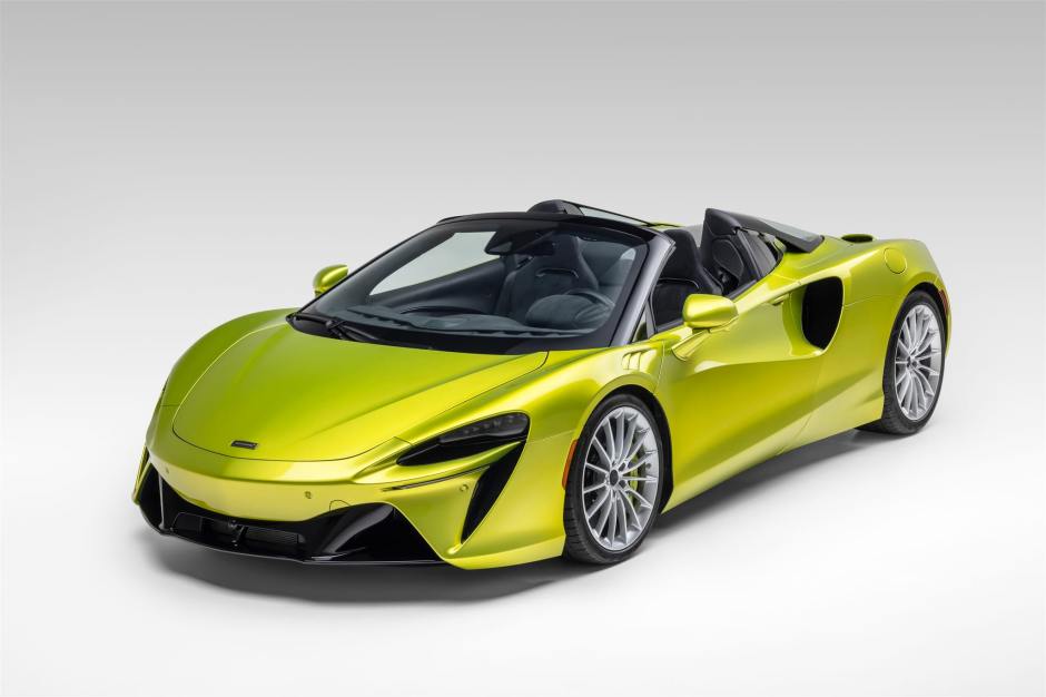 2025 McLaren Artura sold at auction for $225,000