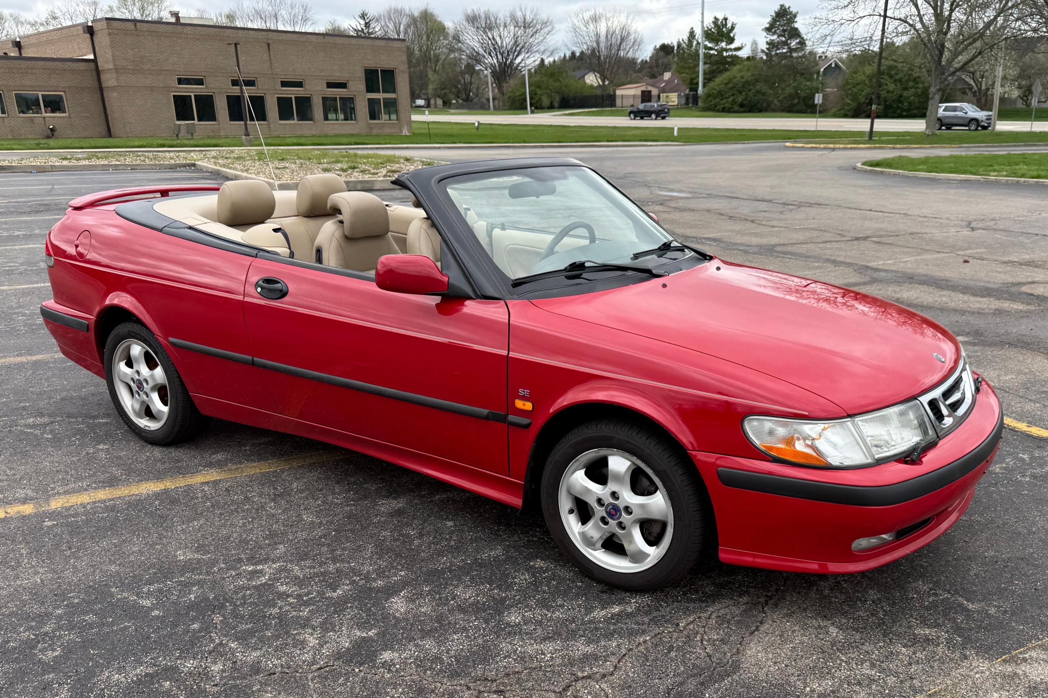2000 Saab 9-3 sold at auction for $5,400
