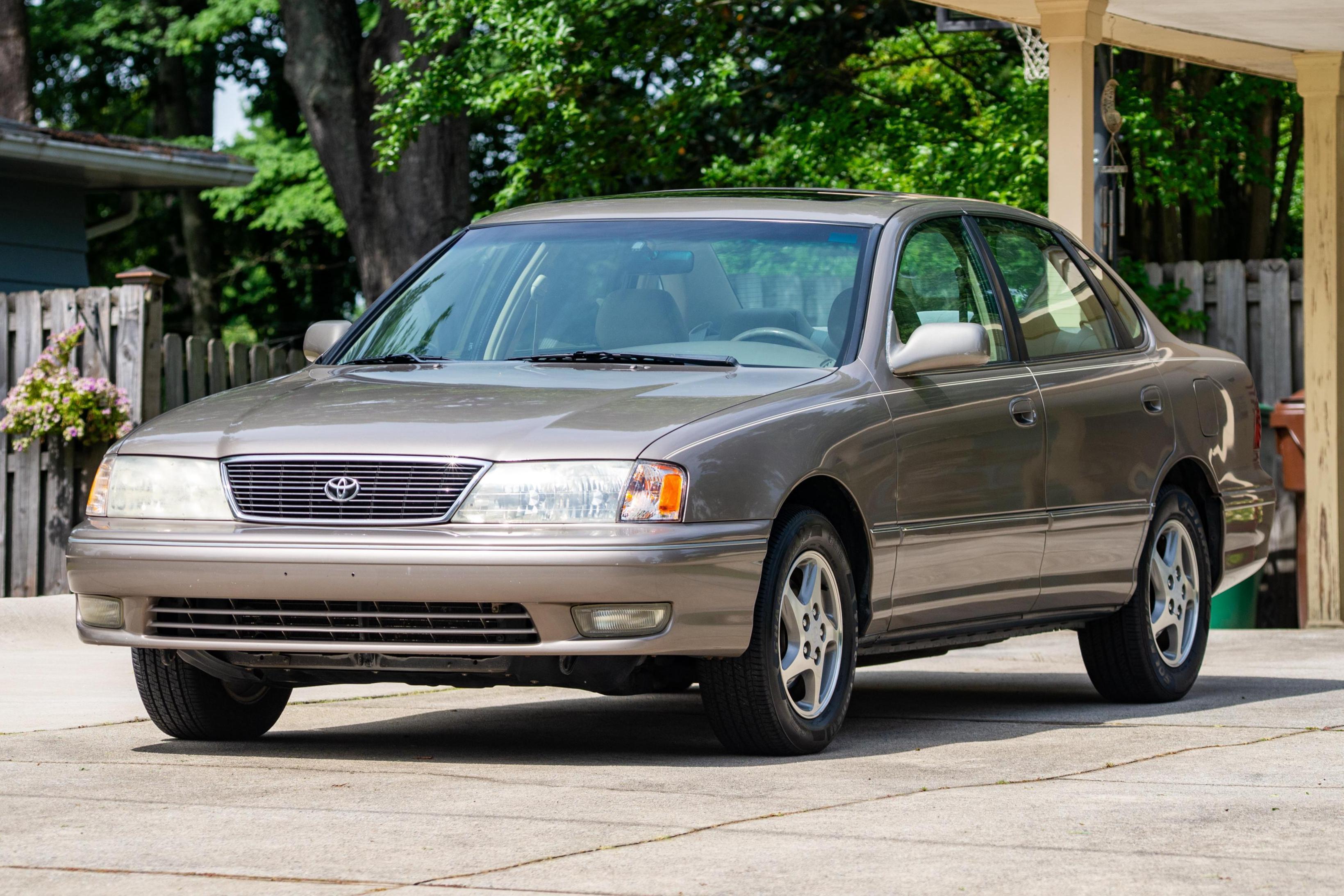 1999 Toyota Avalon sold at auction for $6,000