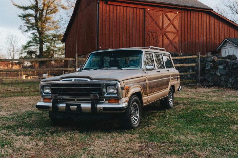 1989 Jeep Wagoneer/Grand Wagoneer (1963–1991) sold at auction for $8,500