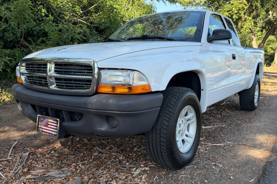 2004 Dodge Dakota sold at auction for $7,900