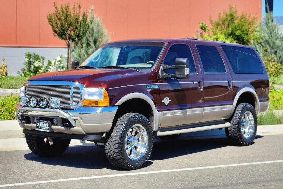 2001 Ford Excursion sold at auction for $9,300