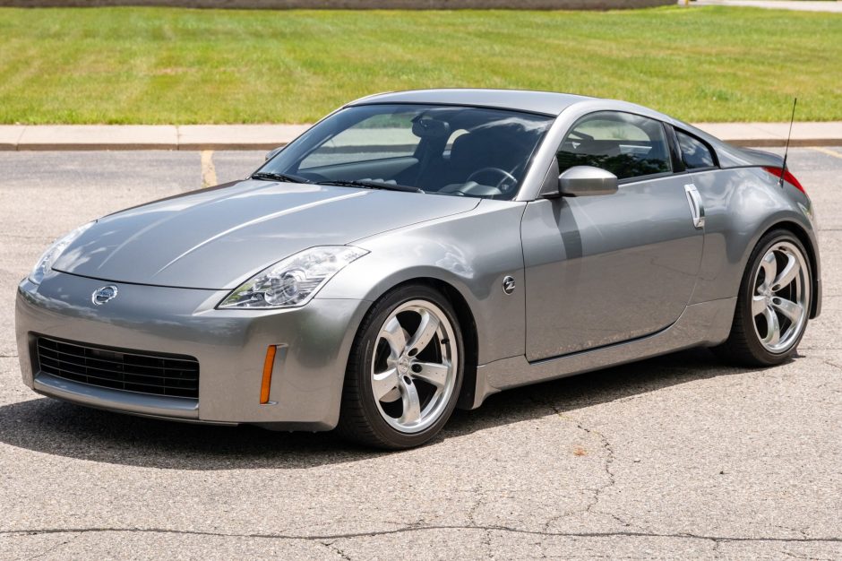 2005 Nissan 350Z sold at auction for $16,000