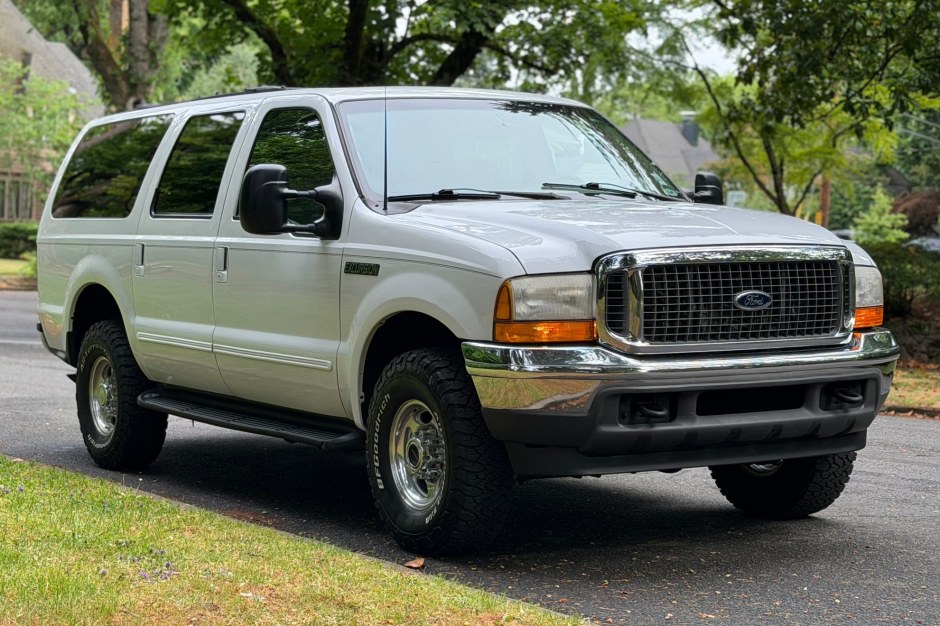 2000 Ford Excursion sold at auction for $31,000