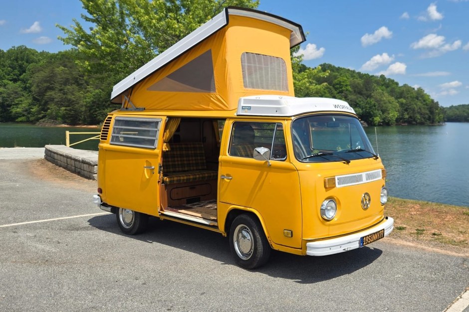 1977 Volkswagen Bus sold at auction for $17,500