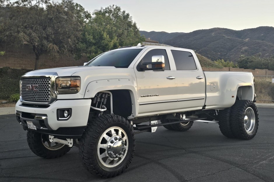 2016 GMC Sierra sold at auction for $47,500