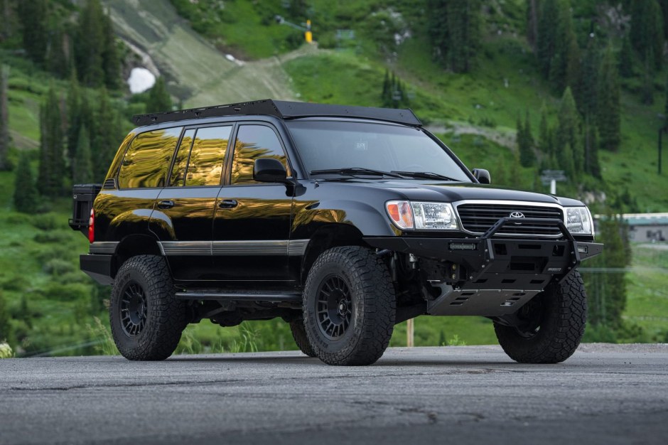 2000 Toyota Land Cruiser 100 Series sold at auction for $30,000