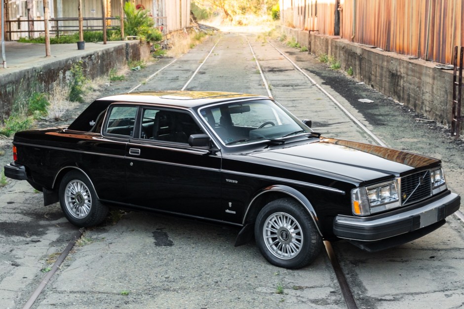 1981 Volvo 240 Series sold at auction for $7,613
