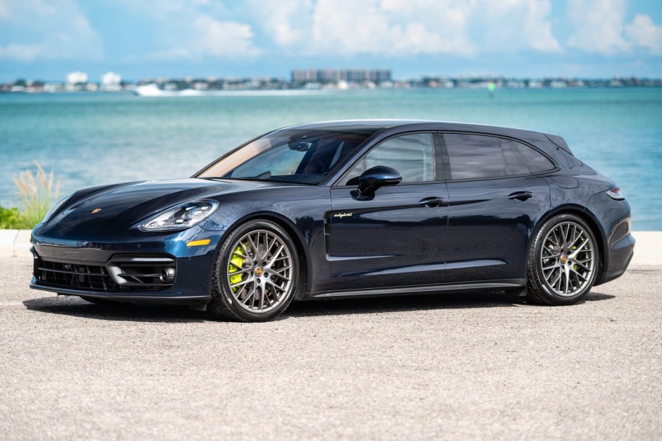 2023 Porsche Panamera sold at auction for $110,000