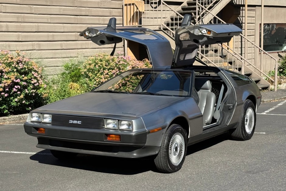 1983 DeLorean DMC-12 sold at auction for $65,001