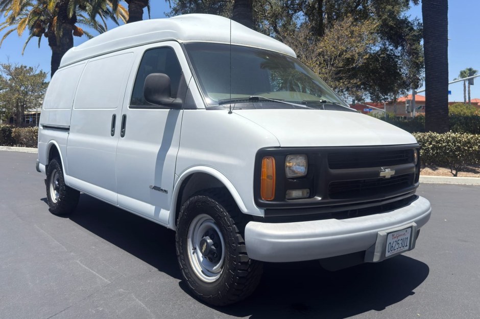 2001 Chevrolet Express sold at auction for $16,750