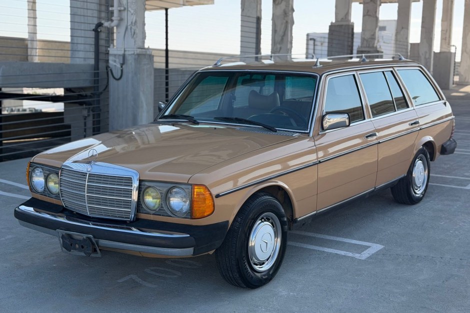 1979 Mercedes-Benz W123 sold at auction for $6,100