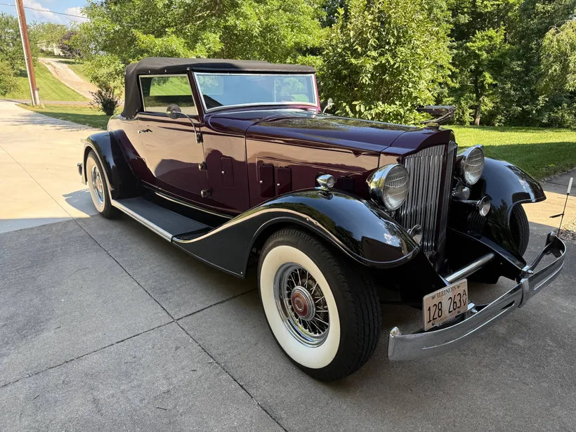 1933 Packard Eight sold at auction for $100,000