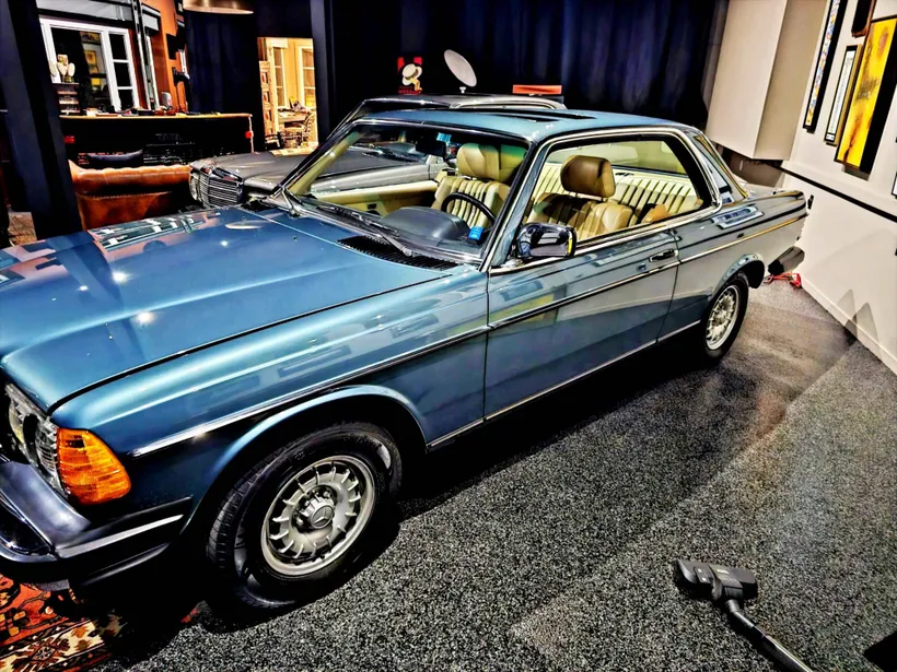 1985 Mercedes-Benz W123 sold at auction for $110,000