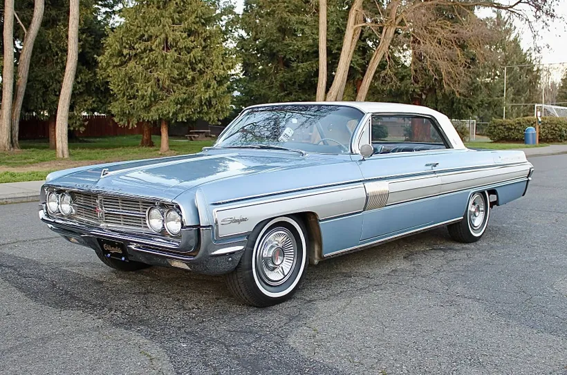 1962 Oldsmobile Starfire sold at auction for $23,000