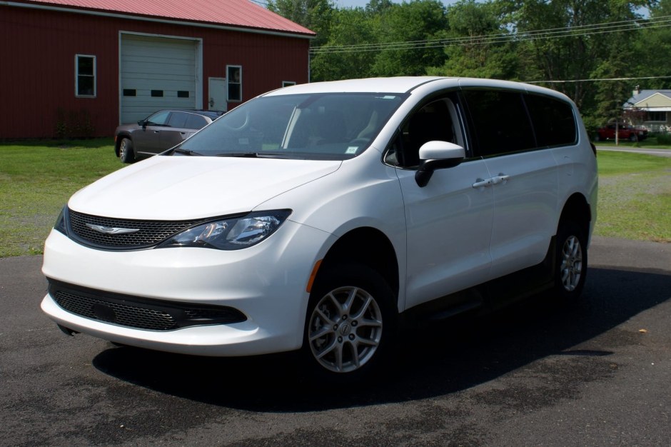 2022 Chrysler Town & Country sold at auction for $32,500