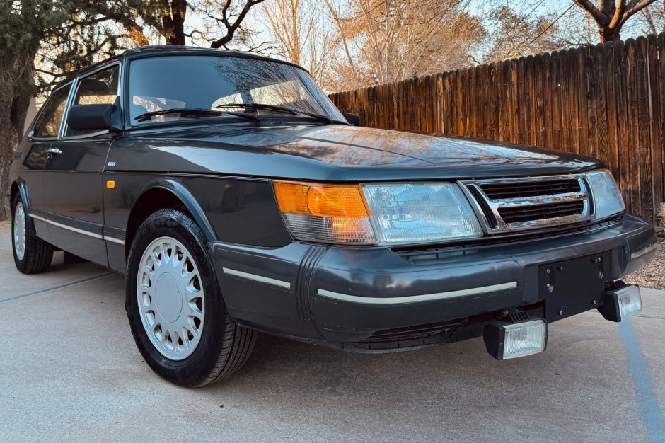 1990 Saab 900 sold at auction for $2,500