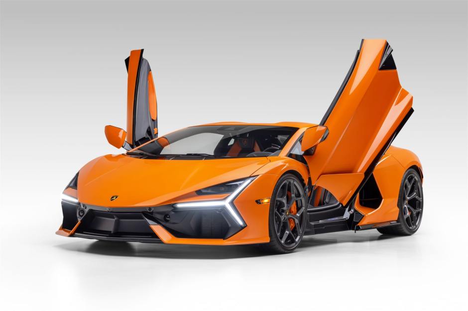 2025 Lamborghini Revuelto sold at auction for $626,000