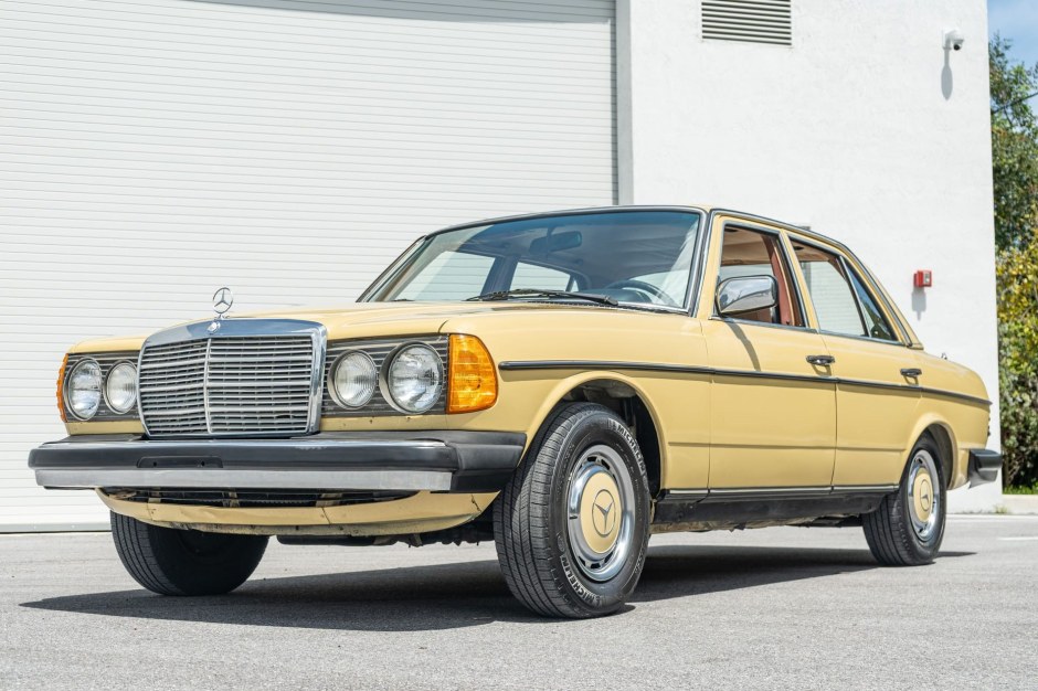 1978 Mercedes-Benz W123 sold at auction for $9,800