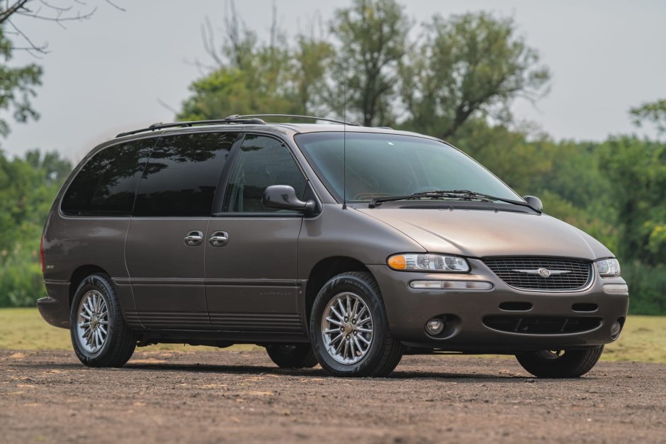 1999 Chrysler Town & Country sold at auction for $13,500