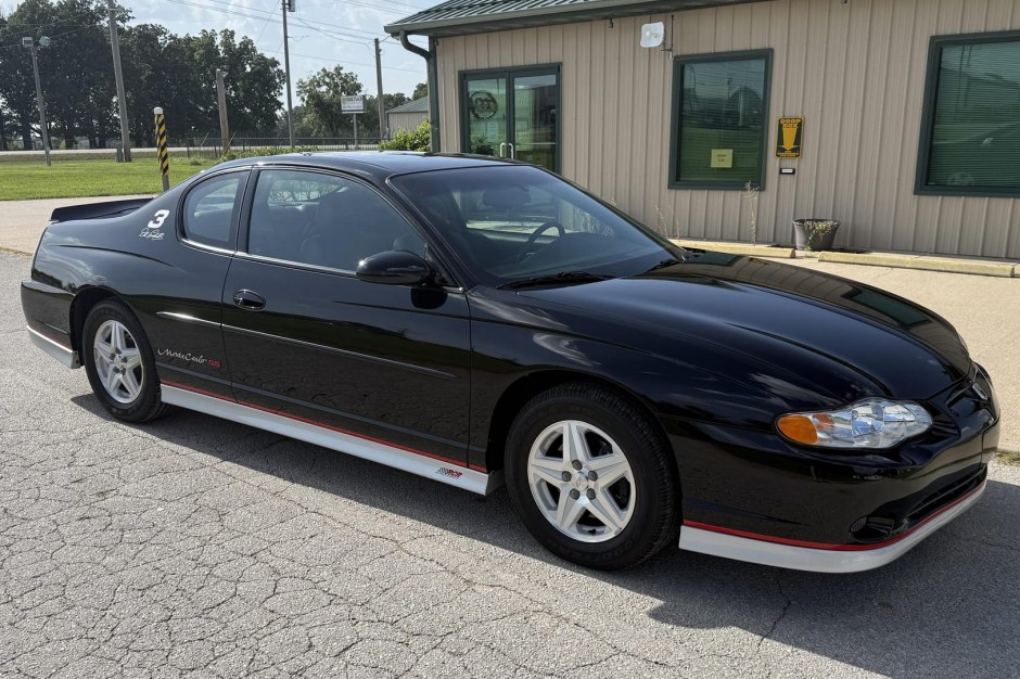 2002 Chevrolet Monte Carlo sold at auction for $15,000