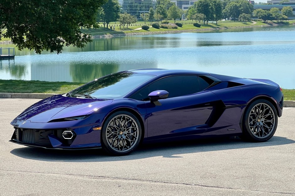 2026 Lamborghini Revuelto sold at auction for $440,000