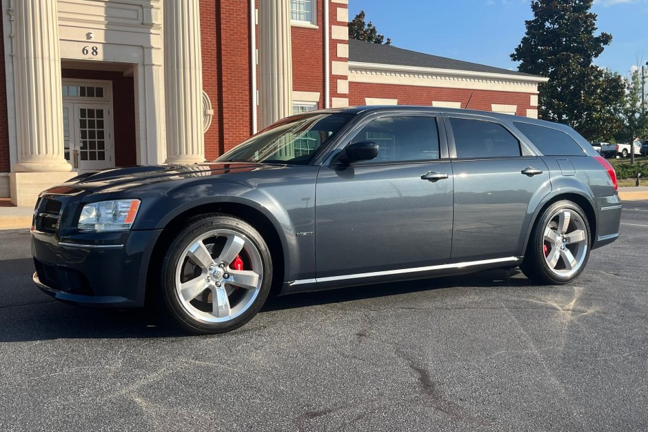 2008 Dodge Magnum sold at auction for $27,750