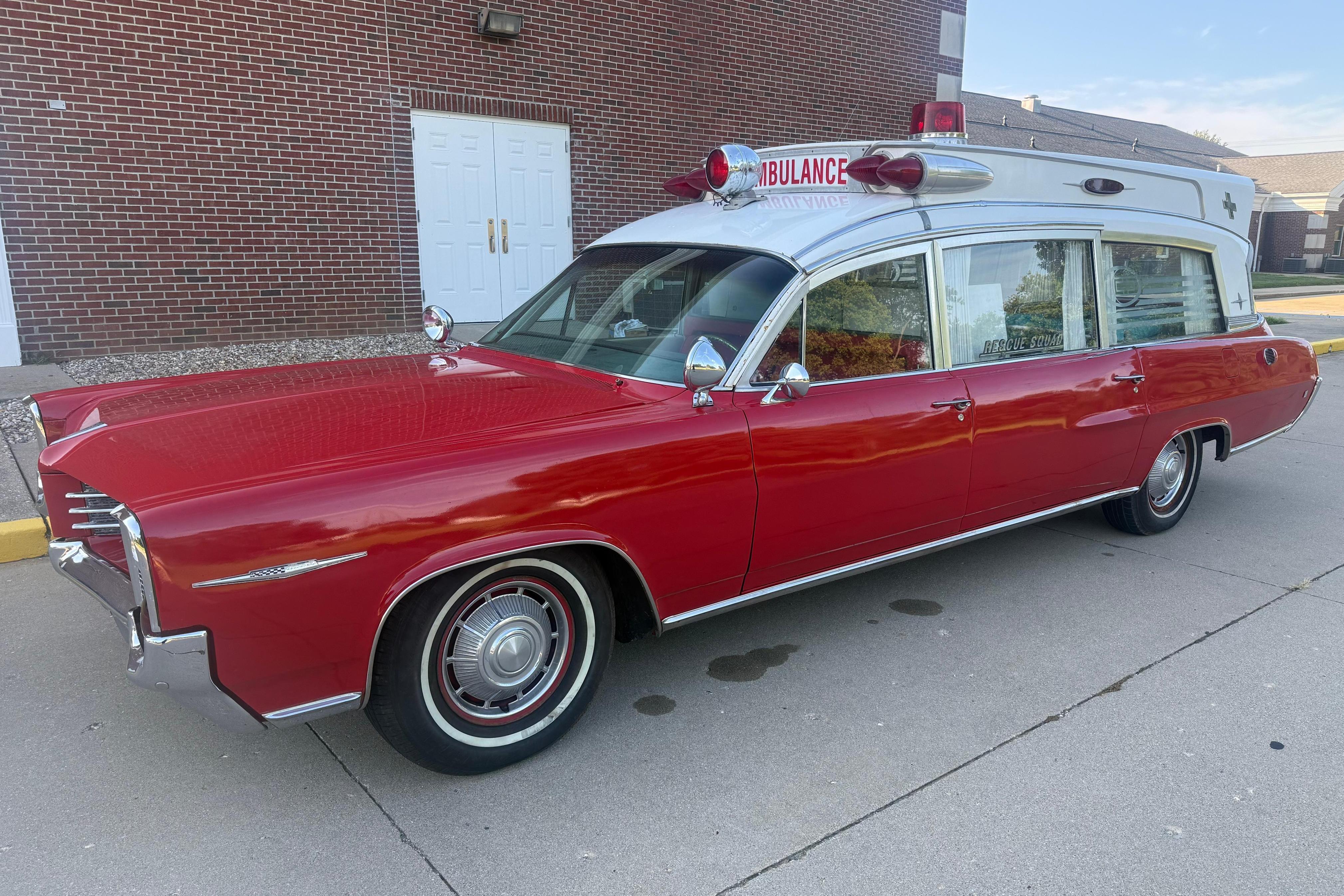 1964 Pontiac Bonneville sold at auction for $15,000
