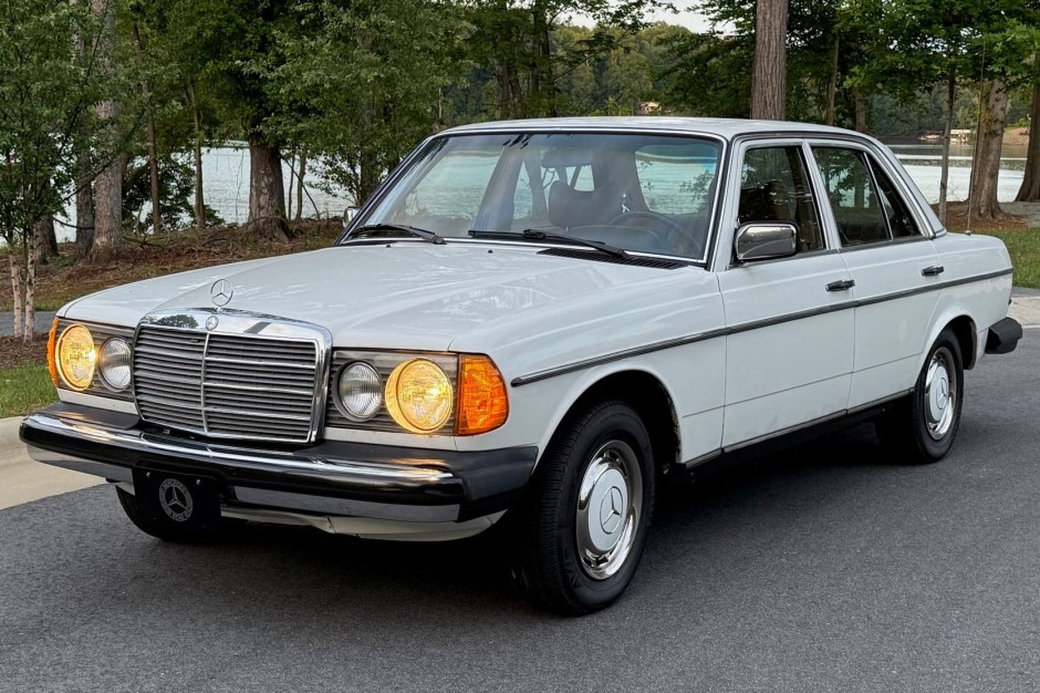1978 Mercedes-Benz W123 sold at auction for $6,500