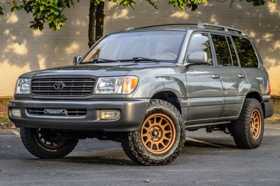 2000 Toyota Land Cruiser 100 Series sold at auction for $15,888