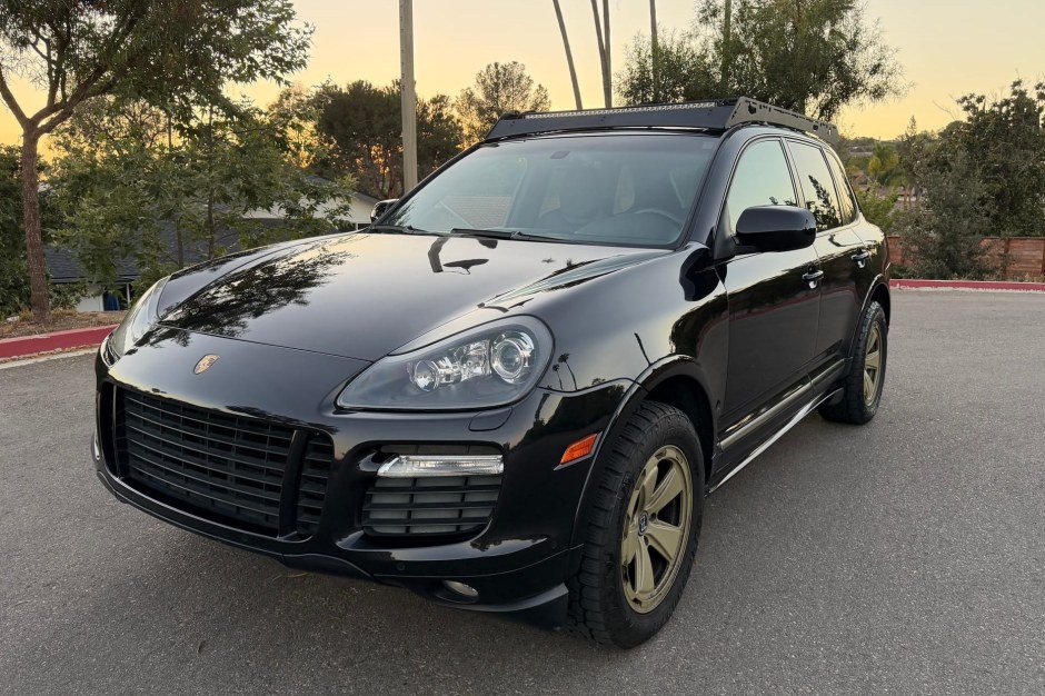 2010 Porsche Cayenne sold at auction for $19,600