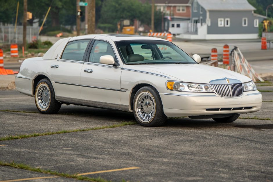 1999 Lincoln Town Car sold at auction for $14,750