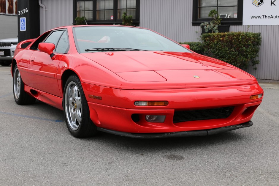 1995 Lotus Esprit sold at auction for $38,000