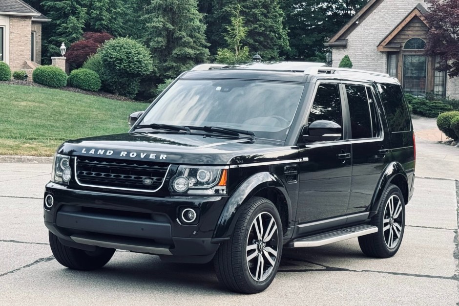2016 Land Rover Discovery sold at auction for $37,250