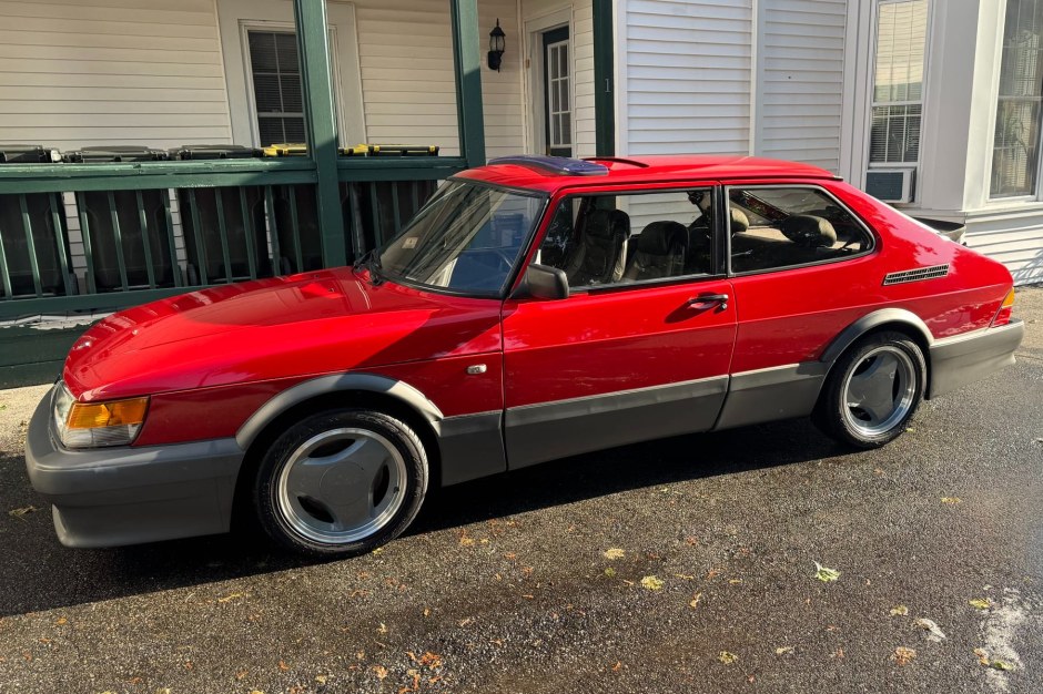 1990 Saab 900 sold at auction for $25,000